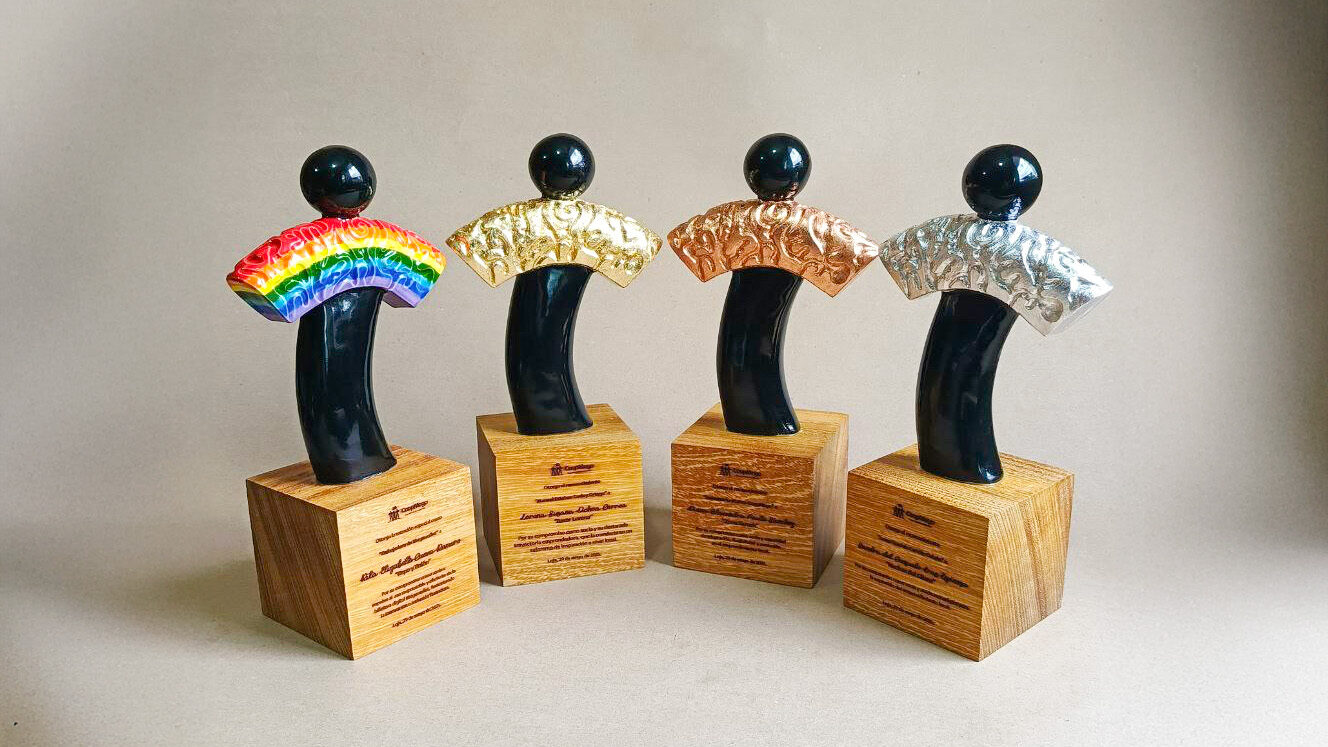 Estatuillas conmemorativas diseñadas por el reconocido artista plástico lojano, Jimmy Simbaña.